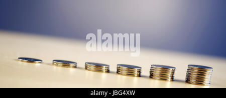 Viele Türme des Geldes - progressive erhöhen Stockfoto