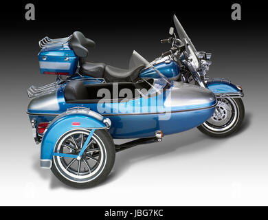 alte Motorrad-Kombination mit Beiwagen in weißem Rücken Stockfoto