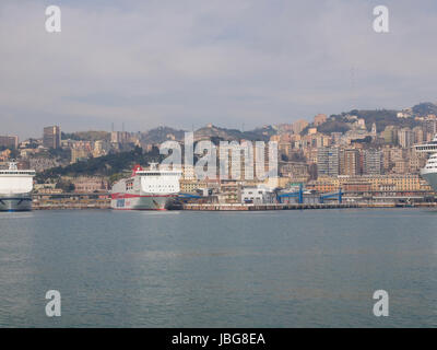 Genua, Italien - 16. März 2014 - da der Bau des neuen Händler Hafens am alten Hafen Porto Vecchio genannt noch verwendet wird für Kreuzfahrtschiffe und kleine Boote Stockfoto