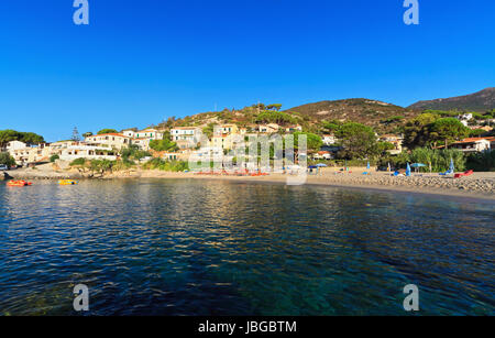 Sommer-Ansicht von Seccheto Dorf mit Sandstrand, Insel Elba, Italien Stockfoto