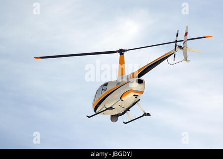 Kleine Turbinen Hubschrauber während des Fluges mit Kamera und FLIR Ausrüstung Stockfoto