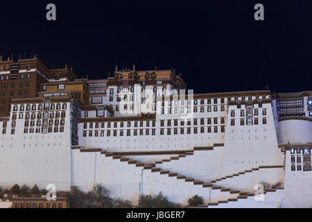 Potala-Palast in der Nacht, Tibet. Die historische Heimat des Dalai Lama, Lhasa, Tibet. Ein UNESCO-Weltkulturerbe. Stockfoto