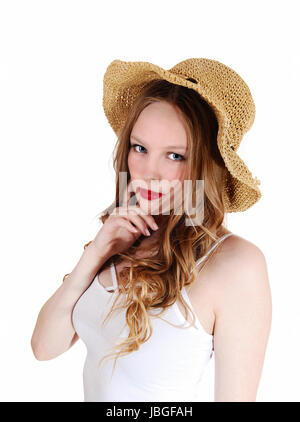 Eine schöne junge Frau mit langen lockigen blonden Haaren mit Beige Stroh Hut, weißen Hintergrund isoliert. Stockfoto