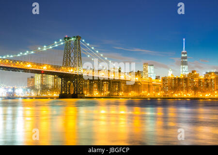 Williamsburg Bridge mit New York Mitte der Stadt in der Abenddämmerung Stockfoto