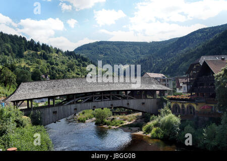 Überdachte Holzbrücke Im Murgtal, Wahrzeichen von Forbach, Fluss Im Nordschwarzwald in Baden-Württemberg in Deutschland, Bewaldete Berge Und Im Tal der Fluss Und Häuser gedeckte hölzerne Brücke in das Murgtal, Wahrzeichen von Forbach, Fluss im nördlichen Schwarzwald in Baden-Württemberg in Deutschland, bewaldeten Bergen und im Tal den Fluss und die Häuser Stockfoto