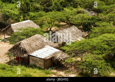 Peru, peruanische Amazonas-Landschaft. Die Foto heutige typische Indianerstämme Siedlung in Amazon Stockfoto