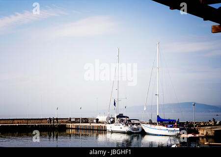 Weiße Segelboote im Hafen. Stockfoto