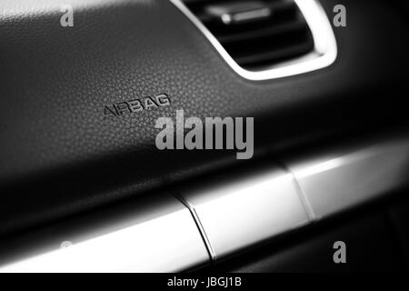 Das Wort steht "Airbag" auf dem Armaturenbrett eines Autos Stockfoto