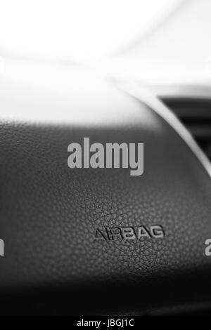 Das Wort "Airbag" steht auf dem Armaturenbrett eines Autos. Stockfoto