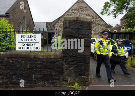 Zwei Polizisten verlassen ein Wahllokal in Merthyr, Wales, UK, am Tag der Parlamentswahlen 2017. Stockfoto