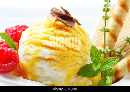 Kugel Eis mit Waffel sticks Stockfoto