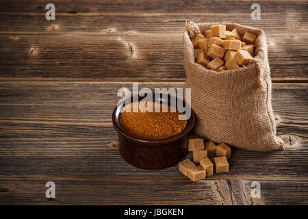 Brauner Rohrzucker Würfel im Leinensack Stockfoto