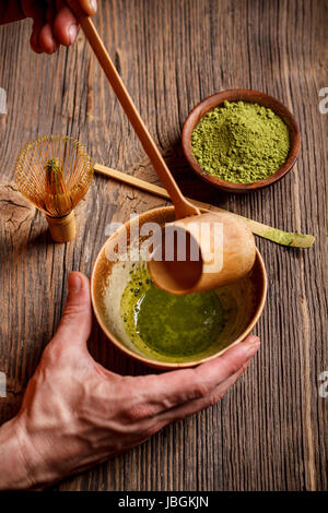 Teemeister bei Teezeremonie, gießt Wasser auf Matcha Tee Stockfoto