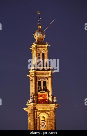 Das Bild ist am Abend (später blaue Stunde) aufgenommen und zeigt den Turm der Westerkerk (Westkirche) in Amsterdam (Niederlande). Stockfoto