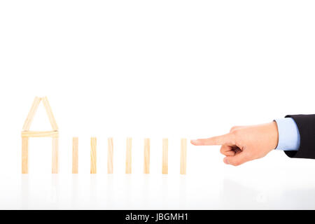 Geschäftsperson bereit, Dominosteine hintereinander drücken Stockfoto