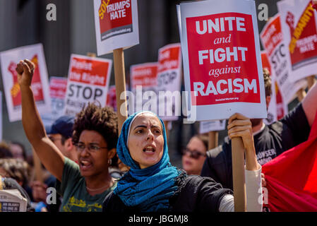 Am 10. Juni 2017; Das New York Kapitel des Rates für Amerikanisch-Islamische Beziehungen (CAIR-NY) und der New York Immigration Coalition (NYIC) Partner mit anderen führenden Gruppen und Bürgerinitiativen Bürgerrechtler, zur Unterstützung der muslimischen Gemeinschaft, präsentiert eine pluralistische Alternative um die Vorherrschaft der weißen Rasse und islamophobe "März gegen Scharia" in Foley Quadrat zu mobilisieren. Anstatt als Reaktion auf ACT für Amerikas hasserfüllte Rhetorik, hoffen Organisatoren, streckte eine separate und ganz positive und pluralistischere Botschaft. (Foto: Erik McGregor/Pacific Press) Stockfoto