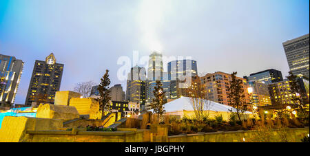 Blick auf Skyline von Charlotte in der Nacht in der Nähe von Romare Bearden park Stockfoto