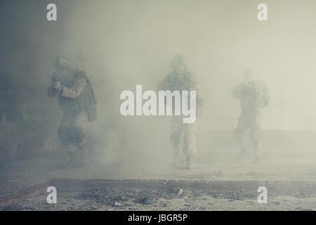 Kader von US-Marines in verfallenen Gebäude in Aktion Stockfoto