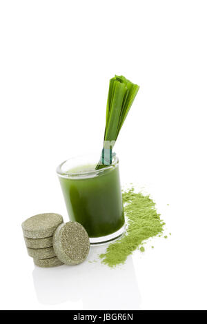 Grüne Nahrungsergänzung. Spirulina, Chlorella und Weizengras. Grüner Saft, Brausetabletten, Weizengras klingen und Boden Pulver isoliert auf weißem Hintergrund. Gesunde Lebensweise. Stockfoto