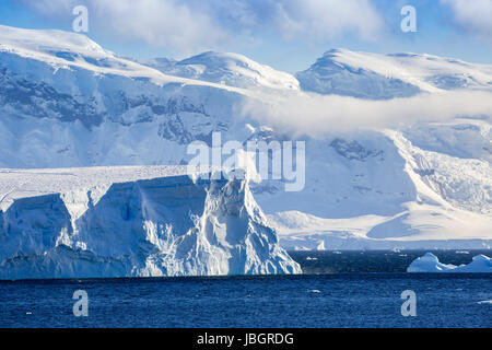 Antarktis-Gletscher, Eisberge und Berglandschaft im Dorian Bay: Antarktis Stockfoto