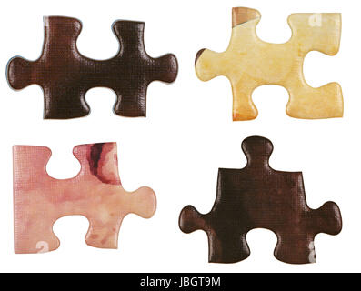 Reihe von braunen kleinen Puzzleteile isoliert auf weißem Hintergrund Stockfoto