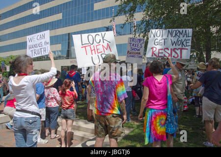 Asheville, North Carolina, USA - 3. Juni 2017: "März For Truth" Demonstranten halten politische Zeichen anspruchsvolle Wahrheit, Transparenz und Gerechtigkeit und Aufruf Stockfoto