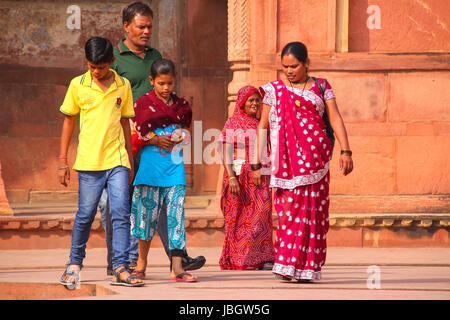 Indische Familie Wandern in Jahangiri Mahal in Agra Fort, Uttar Pradesh, Indien. Das Fort wurde in erster Linie als eine militärische Struktur gebaut, aber wurde später upgra Stockfoto