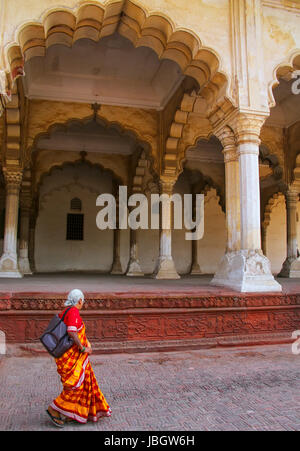 Lokale Frau zu Fuß in der Nähe von Hall der Öffentlichkeit in Agra Fort, Uttar Pradesh, Indien. Das Fort wurde in erster Linie als eine militärische Struktur gebaut, aber wurde lat Stockfoto