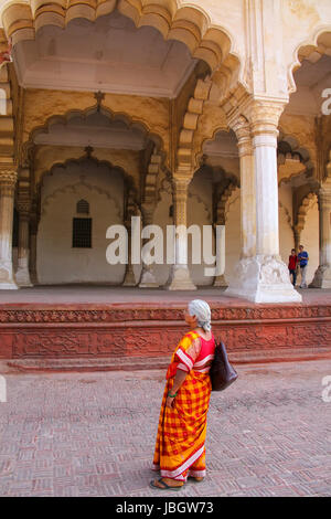 Lokale Frau stehen in der Nähe von Hall der Öffentlichkeit in Agra Fort, Uttar Pradesh, Indien. Das Fort wurde in erster Linie als eine militärische Struktur gebaut, aber wurde la Stockfoto