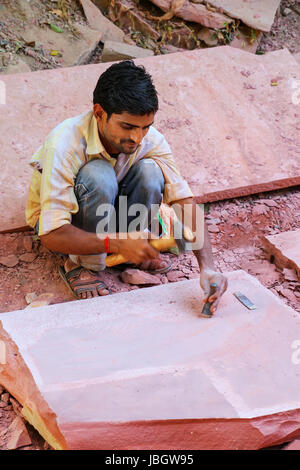 Man arbeitet an einem Stück Sandstein außerhalb Taj Mahal Komplex in Agra, Uttar Pradesh, Indien. Agra ist eine der bevölkerungsreichsten Städte in Uttar Pradesh Stockfoto