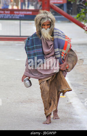 Lokale Mann zu Fuß in Taj Ganj Nachbarschaft von Agra, Uttar Pradesh, Indien. Agra ist eine der bevölkerungsreichsten Städte in Uttar Pradesh Stockfoto