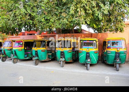 Tuk-Tuks geparkt in Taj Ganj Nachbarschaft von Agra, Uttar Pradesh, Indien. Agra ist eine der bevölkerungsreichsten Städte in Uttar Pradesh Stockfoto