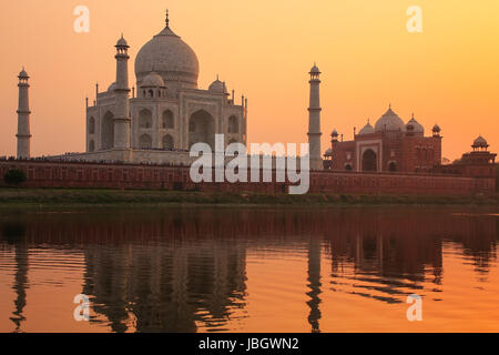 Taj Mahal spiegelt sich im Fluss Yamuna bei Sonnenuntergang in Agra, Indien. Es wurde 1632 von den Großmogul Shah Jahan beauftragt, das Grab von seinem Fa Haus Stockfoto