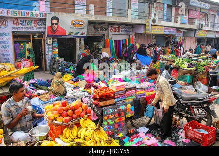 Straßenmarkt in Agra, Uttar Pradesh, Indien. Agra ist eine der bevölkerungsreichsten Städte in Uttar Pradesh Stockfoto