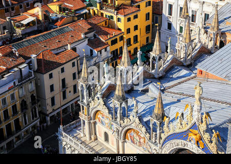 Schließen Sie die Ansicht von St. Markus Basilika auf dem Dach vom Markusplatz Campanile in Venedig, Italien. Venedig ist eines der wichtigsten touristischen Destinationen der Welt Stockfoto