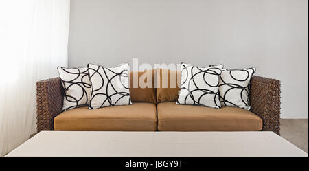 Beige Sofa mit bunten Kissen in einfache Einstellung Stockfoto