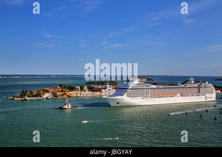 Kreuzfahrtschiff durch Canal San Marco in Venedig, Italien. Venedig befindet sich in einer Gruppe von 117 kleine Inseln, die durch Kanäle und l getrennt sind Stockfoto