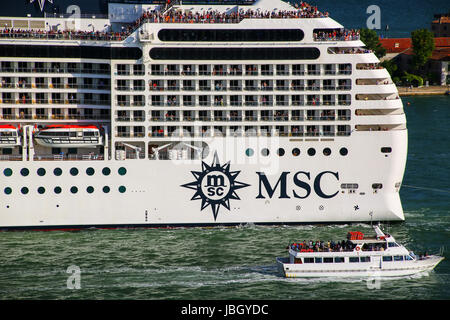 Detail des MSC Kreuzfahrtschiff durch Canal San Marco in Venedig, Italien. MSC ist die weltweit zweitgrößte Reederei in Bezug auf die Container vesse Stockfoto