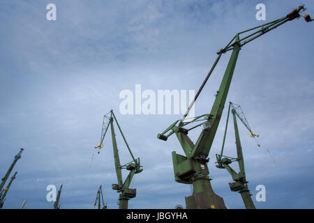 Industrielle Ansicht massive Krane in den Werften in Danzig, Polen. Stockfoto