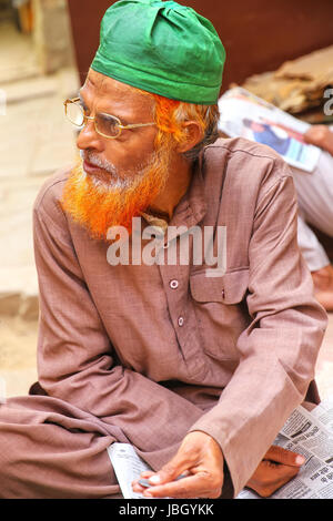 Lokale Mann sitzt auf dem Straßenmarkt in Fatehpur Sikri, Uttar Pradesh, Indien. Die Stadt wurde gegründet im Jahre 1569 von der Mughal Kaiser Akbar und serviert ein Stockfoto