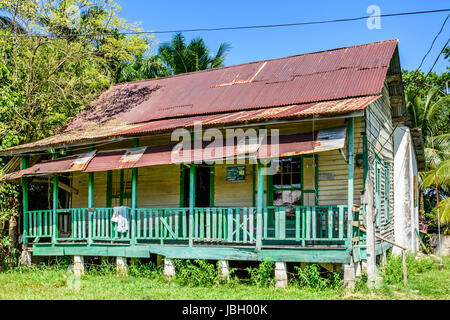 Livingston, Guatemala - 31. August 2016: Typische angehoben Holzhaus mit Wellblechdach in der karibischen Stadt Livingston, Guatemala Stockfoto