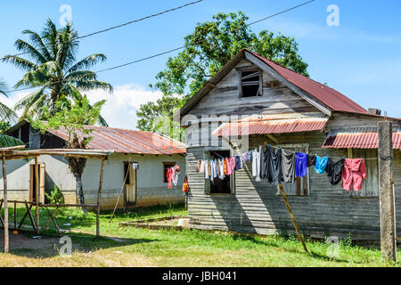 Livingston, Guatemala - 31. August 2016: Wäsche hängt an Wäscheleine außerhalb Holzhaus in der karibischen Stadt Livingston Stockfoto