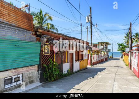 Livingston, Guatemala - 31. August 2016: Straße führt hinunter zu Water's Edge am frühen Nachmittag in der karibischen Stadt Livingston Stockfoto