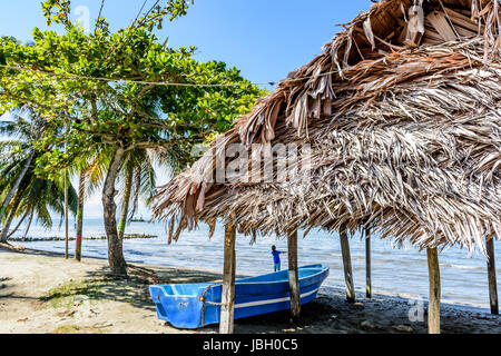 Livingston, Guatemala - 31. August 2016: Boot an Land weiter gezogen, am Strand in der Karibik Stadt Livingston zu Palapa Stockfoto