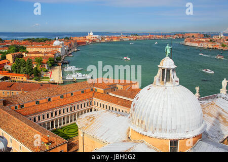 Blick auf die Kuppel der Kirche San Giorgio Maggiore und Canale della Giudecca in Venedig. Venedig befindet sich in einer Gruppe von 117 kleine Inseln, die s Stockfoto