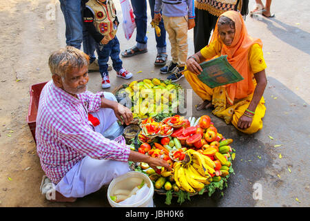 Mann mit Obst außerhalb Jama Masjid in Fatehpur Sikri, Uttar Pradesh, Indien. Die Stadt wurde im Jahre 1569 durch die Mughal Kaiser Akbar und Ser gegründet. Stockfoto