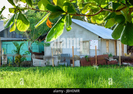 Livingston, Guatemala - 31. August 2016: Einfach, Holz- & Betonklotz Häuser am späten Nachmittag Licht in der karibischen Stadt Livingston Stockfoto