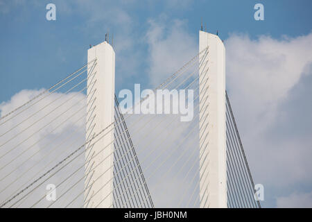 Detail einer Hängebrücke mit chinesische Inschriften in Shanghai, China 2013 Stockfoto