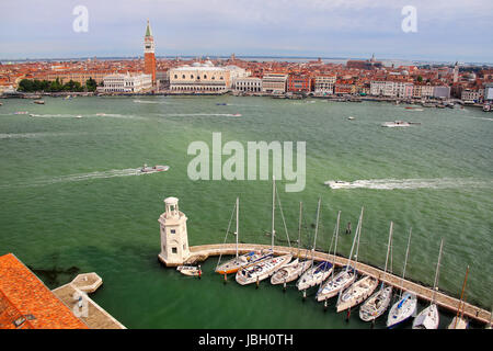 Segelboot Marina auf der Insel San Giorgio Maggiore in Venedig, Italien. Venedig befindet sich in einer Gruppe von 117 kleine Inseln, die durch Kanäle getrennt sind ein Stockfoto