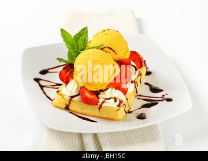 Belgische Waffel garniert mit Schlagsahne, frische Erdbeeren und Eis Stockfoto